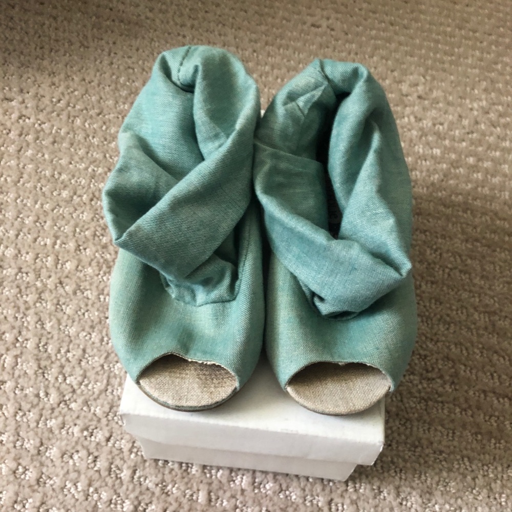 Joyfolie Sabre Cuffed Bootie, Size 7, Blue